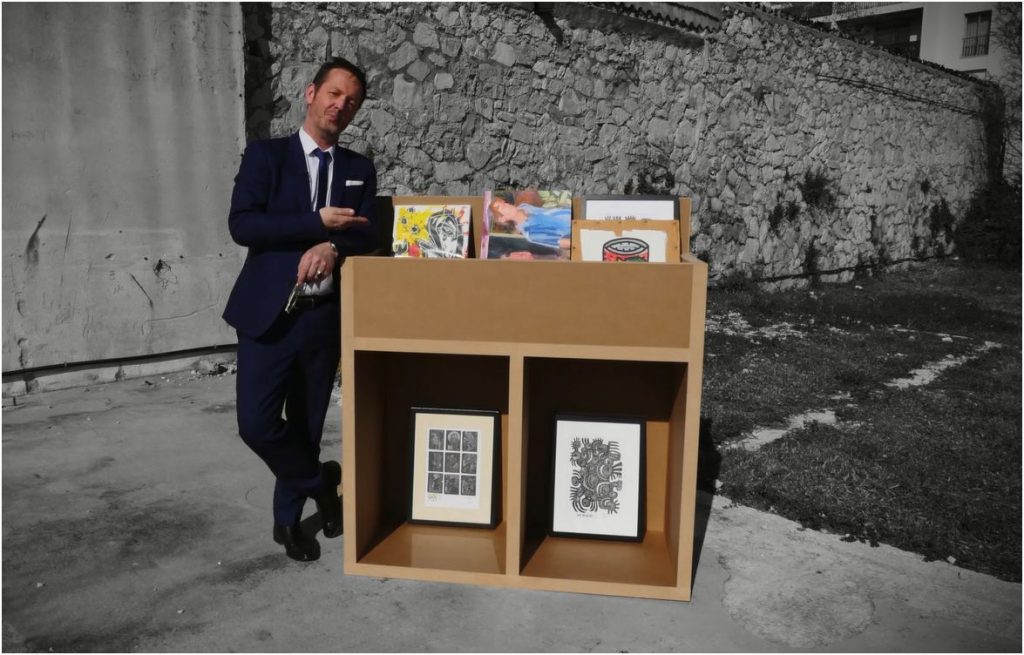  Jean-François Ruiz vous présente les bacs en cartons recyclés qui recevront les œuvres de petits formats.